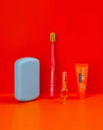 Curaprox Travel Set Γαλάζιο με Οδοντόβουρτσα ταξιδίου CS 5460, Οδοντόκρεμα Φυσικής Λεύκανσης Be you Ροδάκινο & Βερίκοκο, 10ml, Λαβή & 2 Μεσοδόντια Βουρτσάκια, 1 σετ - Image 3